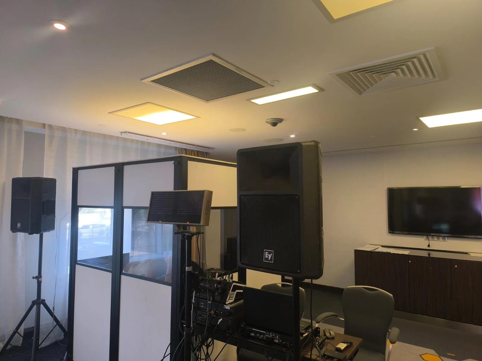 Оборудование для синхронного перевода в Астане — sinhronnyy perevod dlya meropriyatiy astana